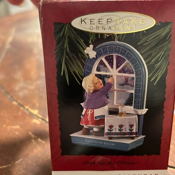 1993  Hallmark Keepsake 1st  Advent Calendar Ornament Look For the Wonder - Picture 1 of 5